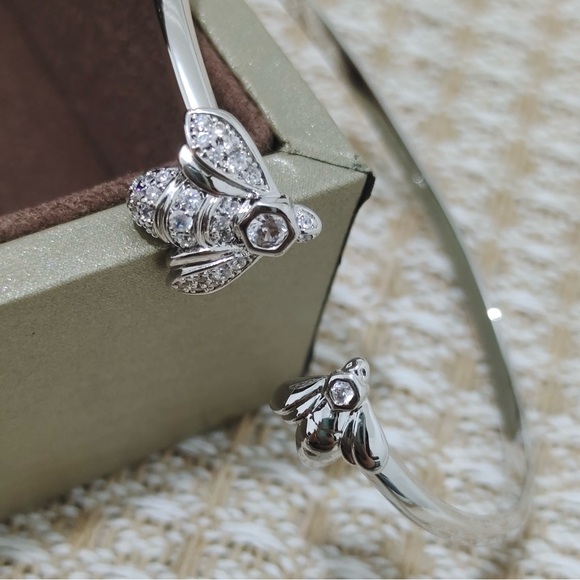 Chaumet Diamond-Set Bee 18K White Gold Bracelet - Picture 9 of 9